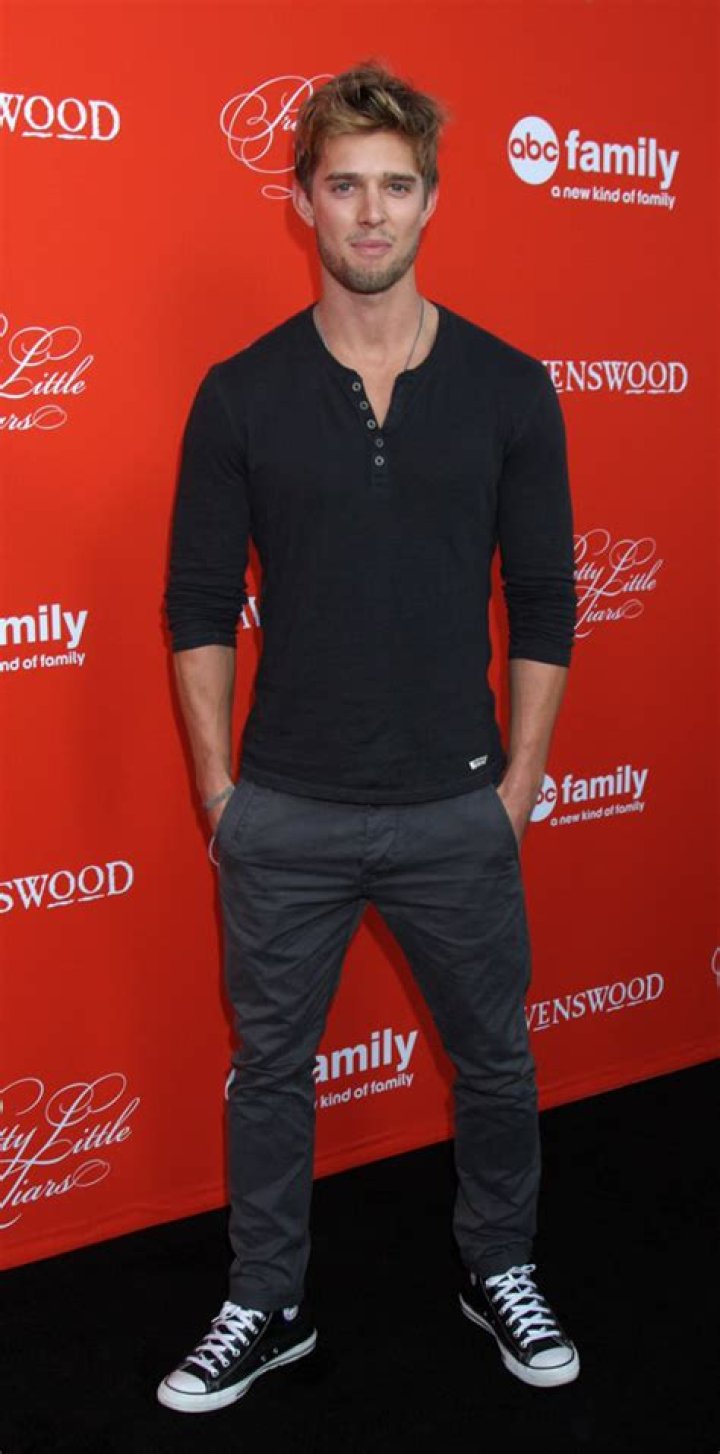 Drew Van Acker Height